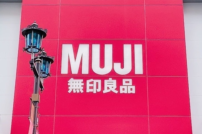 MUJIの看板。隣にレトロな街灯が見える。