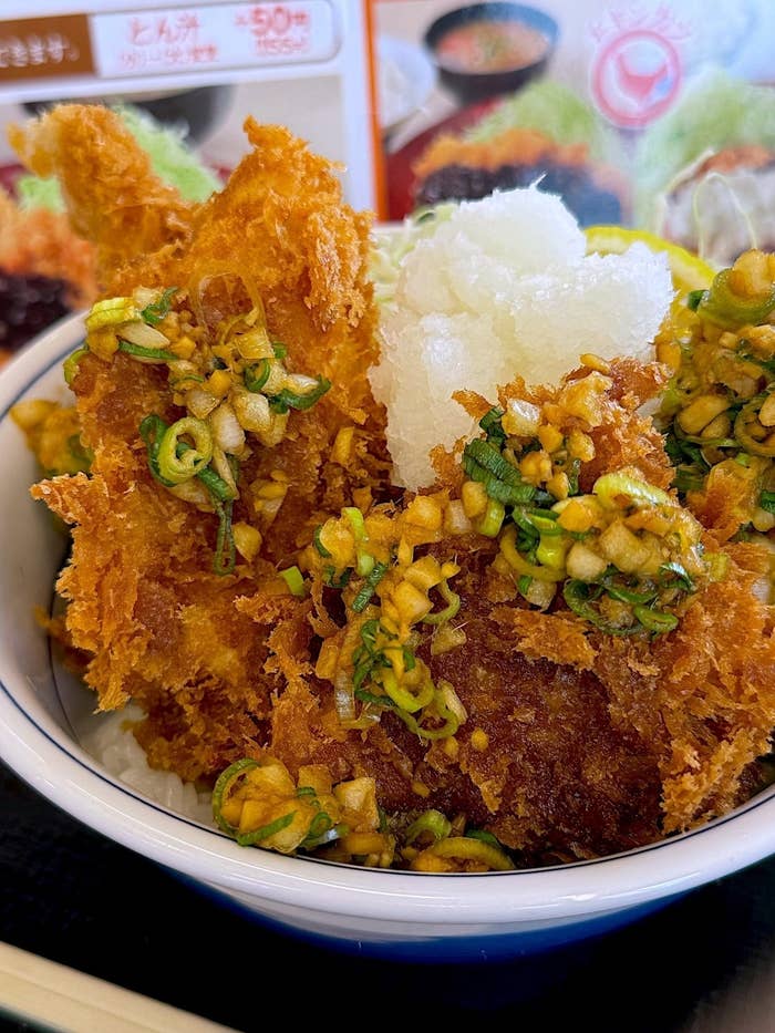 かつやのおすすめフード「まぐろカツとささみカツの合い盛り丼」