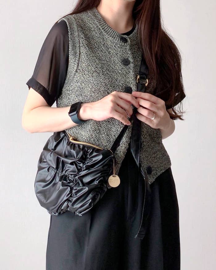 しまむらのおすすめファッションバッグ「HKシャーリングショルダー」