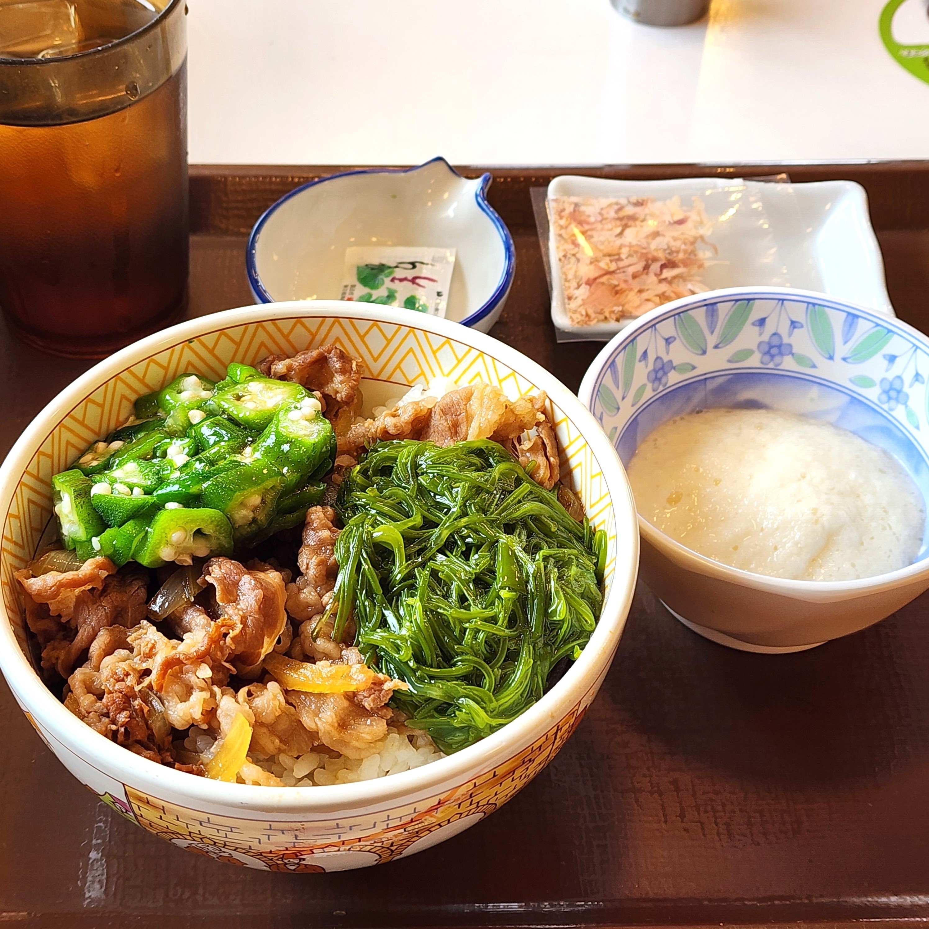すき家のオススメのメニュー「山かけめかぶオクラ牛丼」