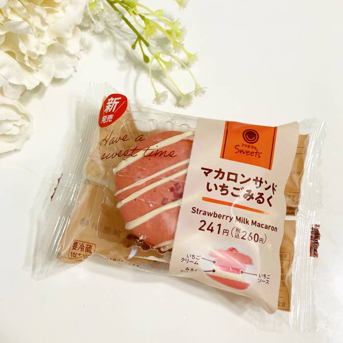 FamilyMart(ファミリーマート)のおすすめスイーツ「マカロンサンド いちごみるく」