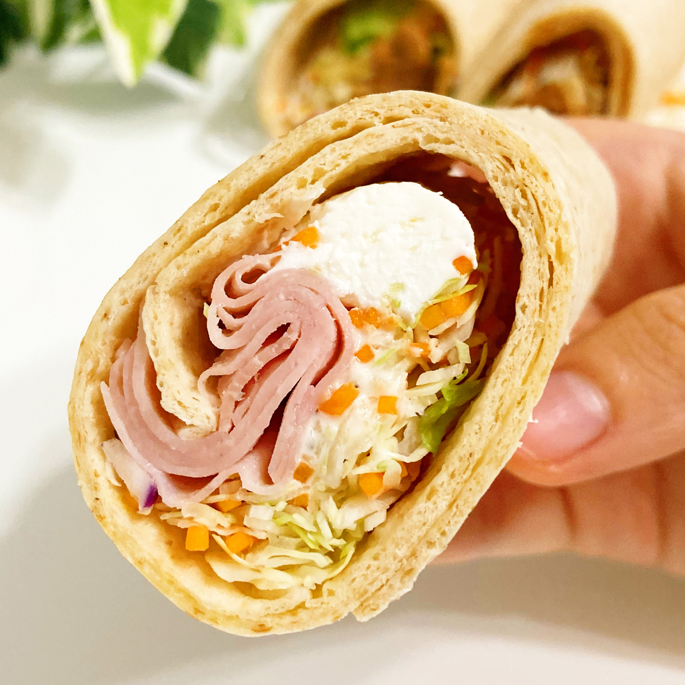 FamilyMart（ファミリーマート）のおすすめ商品「トルティーヤ 牛焼肉とハムチーズ」