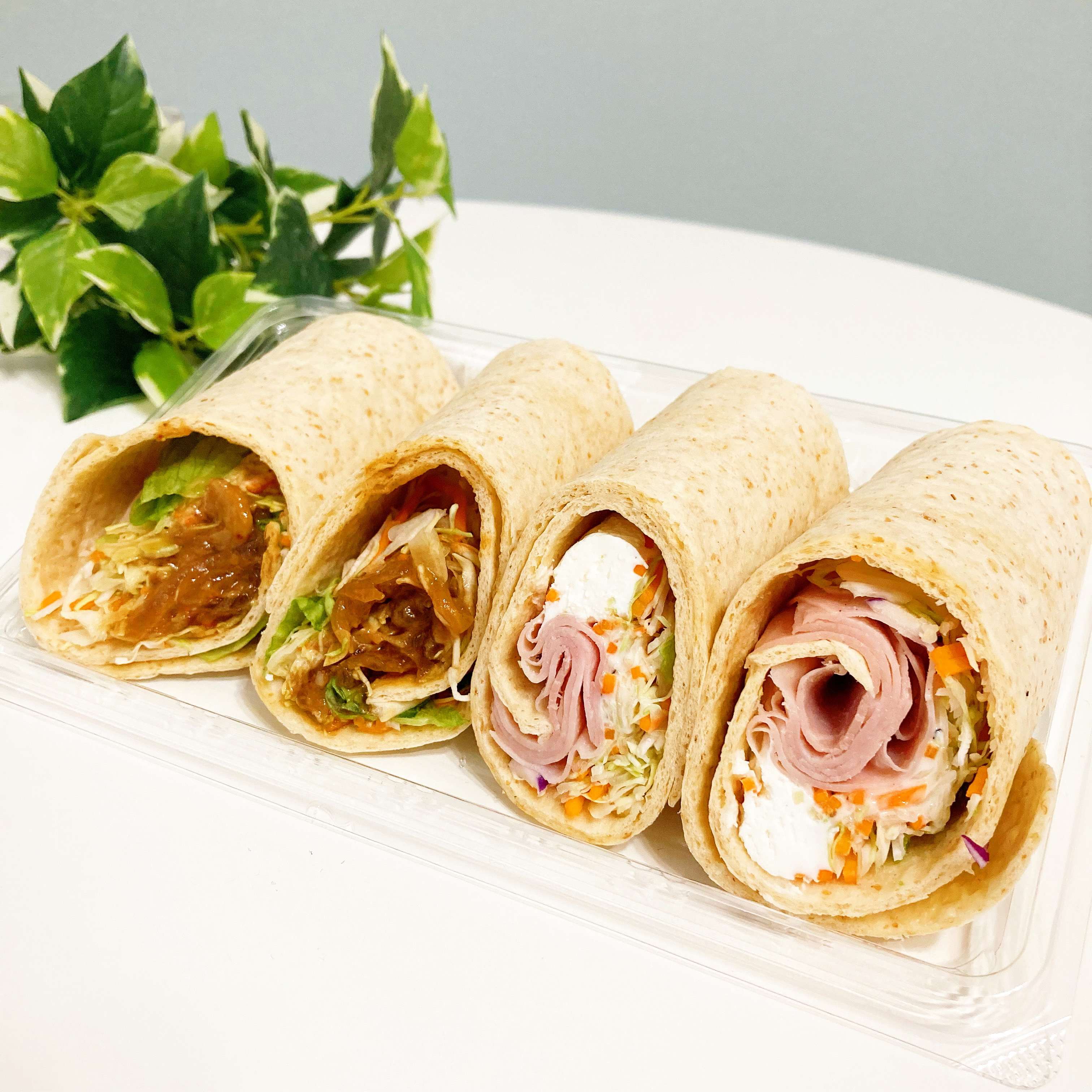 FamilyMart（ファミリーマート）のおすすめ商品「トルティーヤ 牛焼肉とハムチーズ」