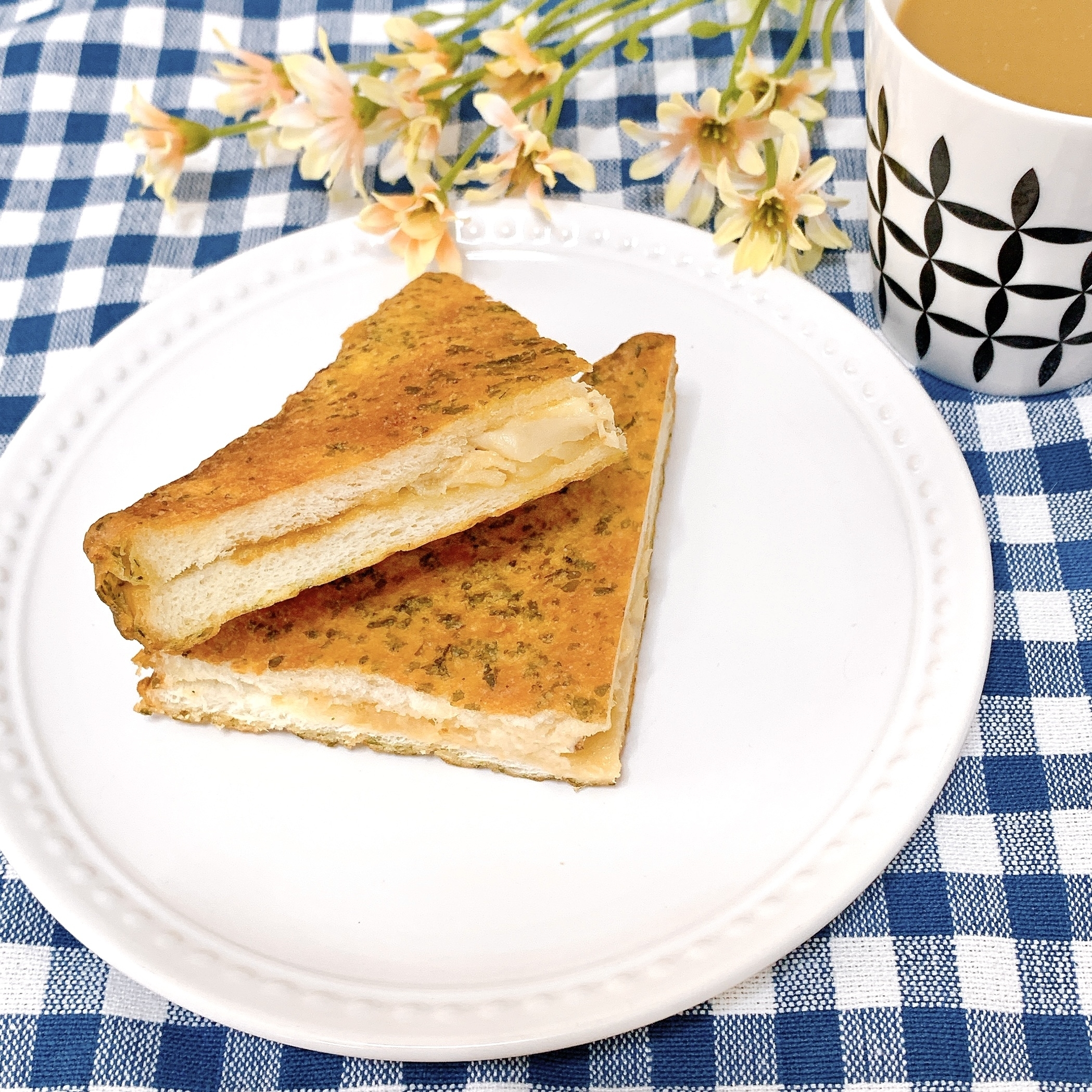 FamilyMart（ファミリーマート）のおすすめのパン「ちくわとツナの磯辺揚げパン」