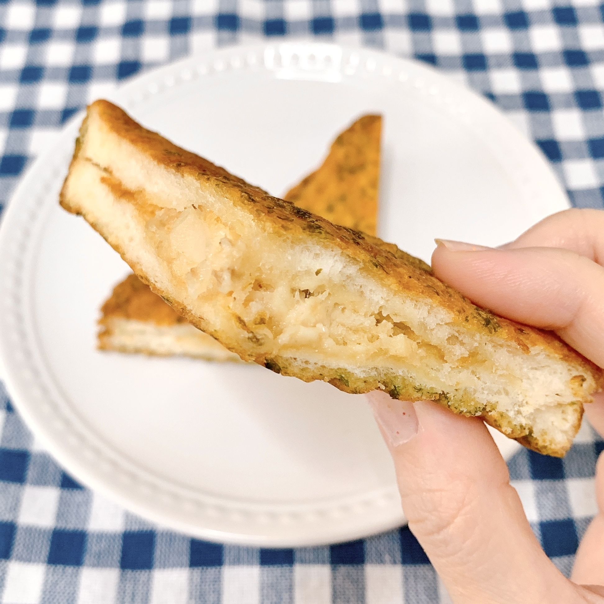 FamilyMart(ファミリーマート)のおすすめのパン「ちくわとツナの磯辺揚げパン」