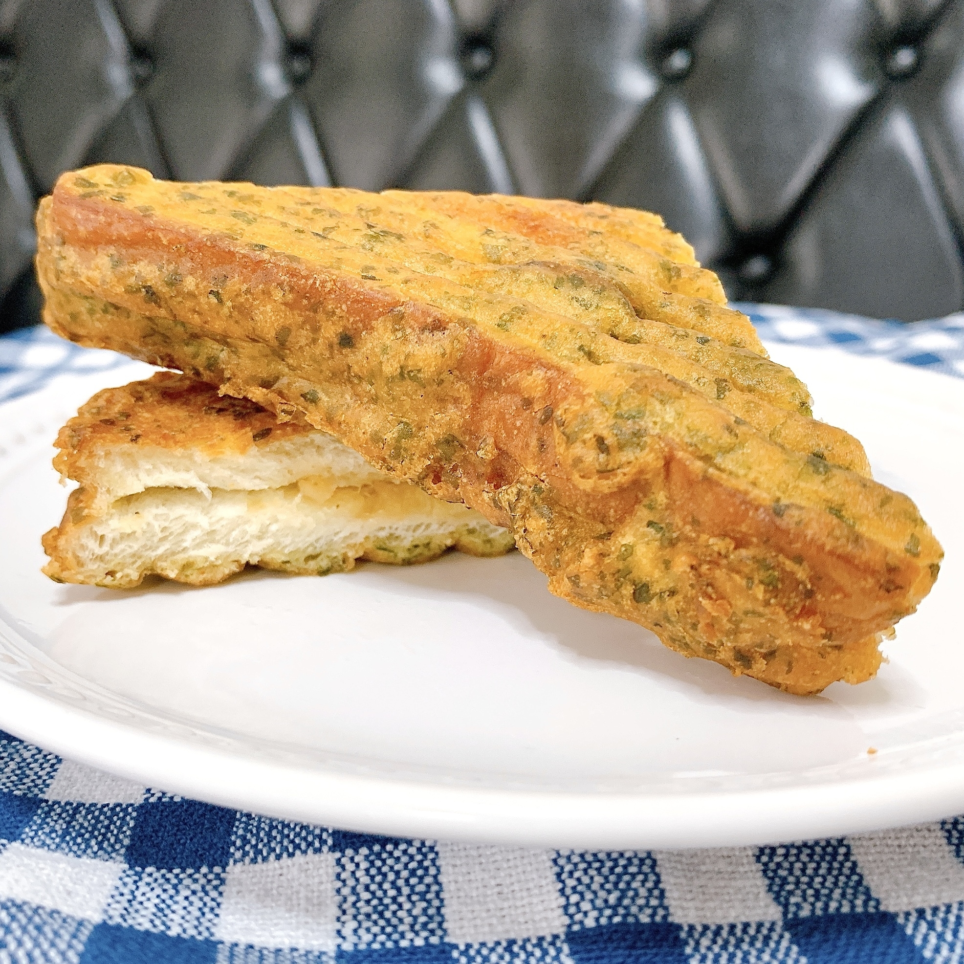 FamilyMart（ファミリーマート）のおすすめのパン「ちくわとツナの磯辺揚げパン」