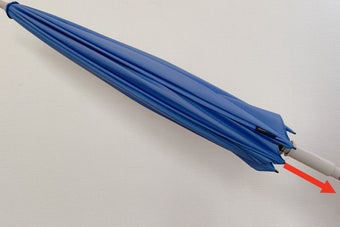 折りたたまれた傘が壁に掛けられています。