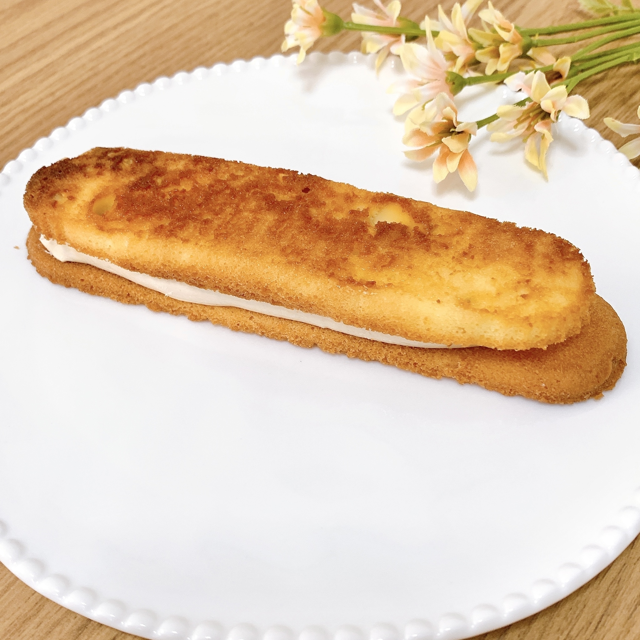 FamilyMart（ファミリーマート）のおすすめのスイーツ「香ばしアーモンドクッキーサンド」