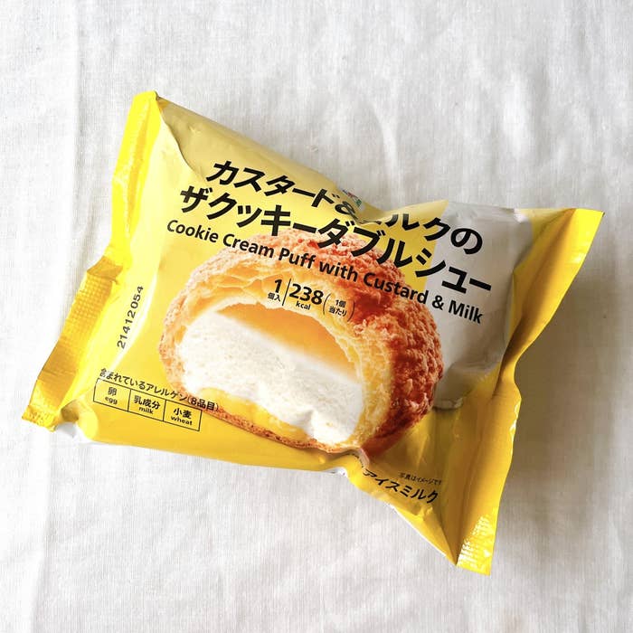 セブンイレブンのオススメのスイーツ「カスタード＆ミルクのザクッキーダブルシュー」