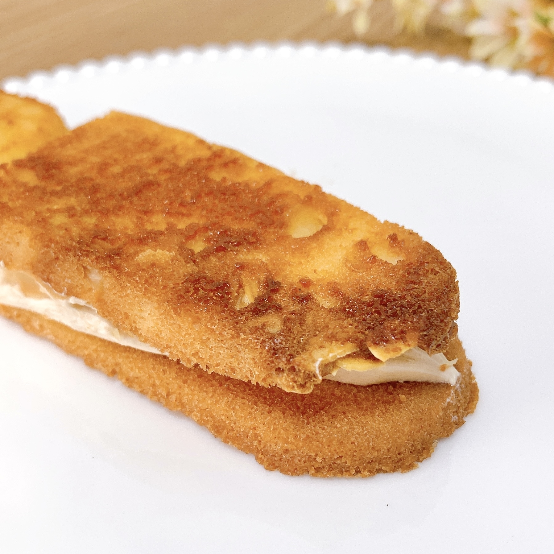 FamilyMart（ファミリーマート）のおすすめのスイーツ「香ばしアーモンドクッキーサンド」