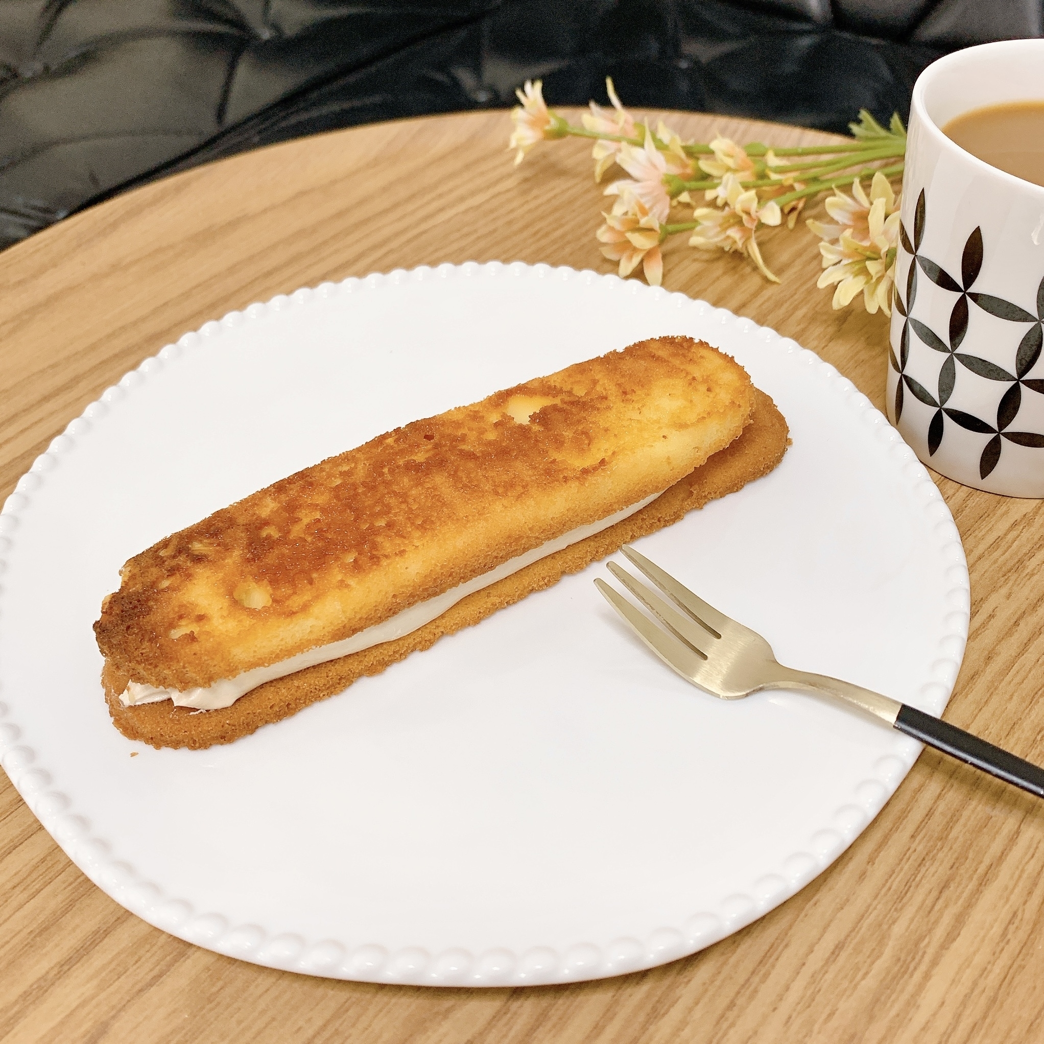 FamilyMart（ファミリーマート）のおすすめのスイーツ「香ばしアーモンドクッキーサンド」