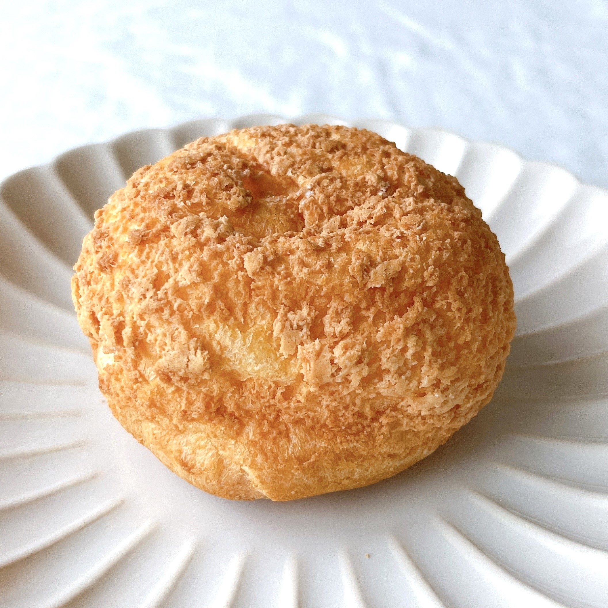 セブンイレブンのオススメのスイーツ「カスタード＆ミルクのザクッキーダブルシュー」