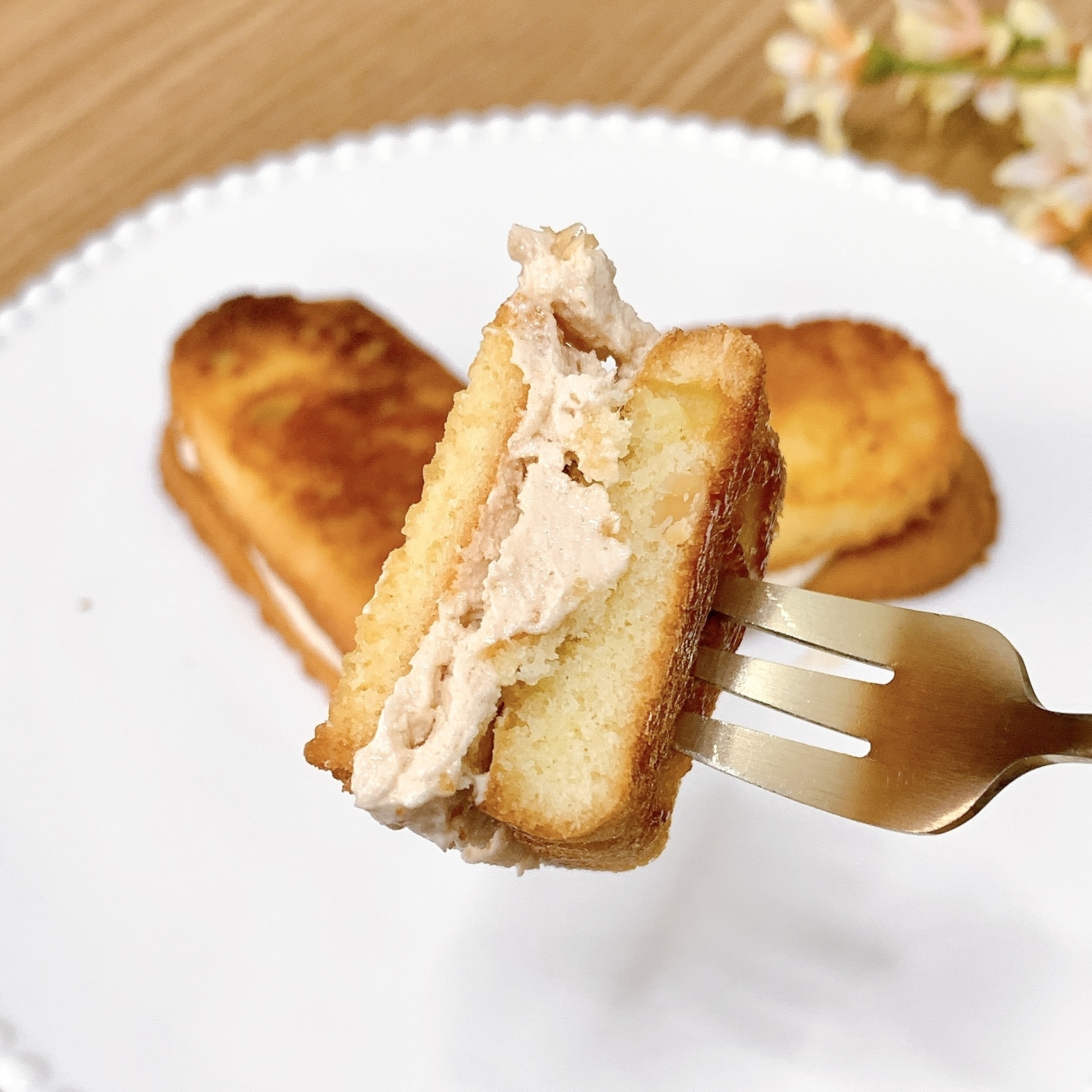 FamilyMart（ファミリーマート）のおすすめのスイーツ「香ばしアーモンドクッキーサンド」