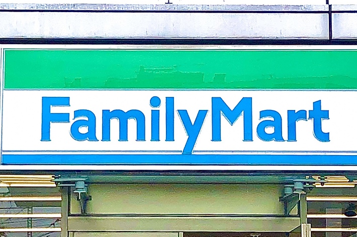 ファミリーマートの店舗正面。