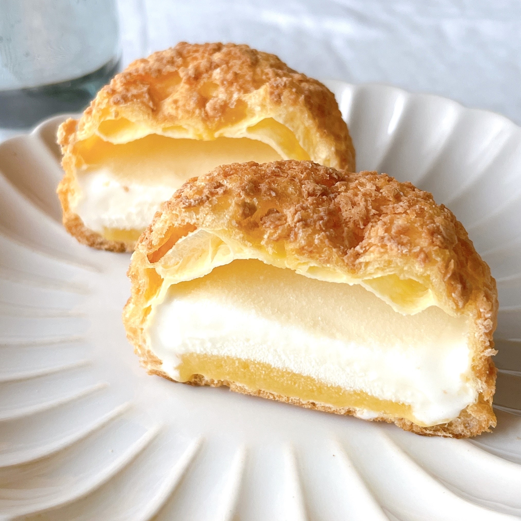 セブンイレブンのオススメのスイーツ「カスタード＆ミルクのザクッキーダブルシュー」