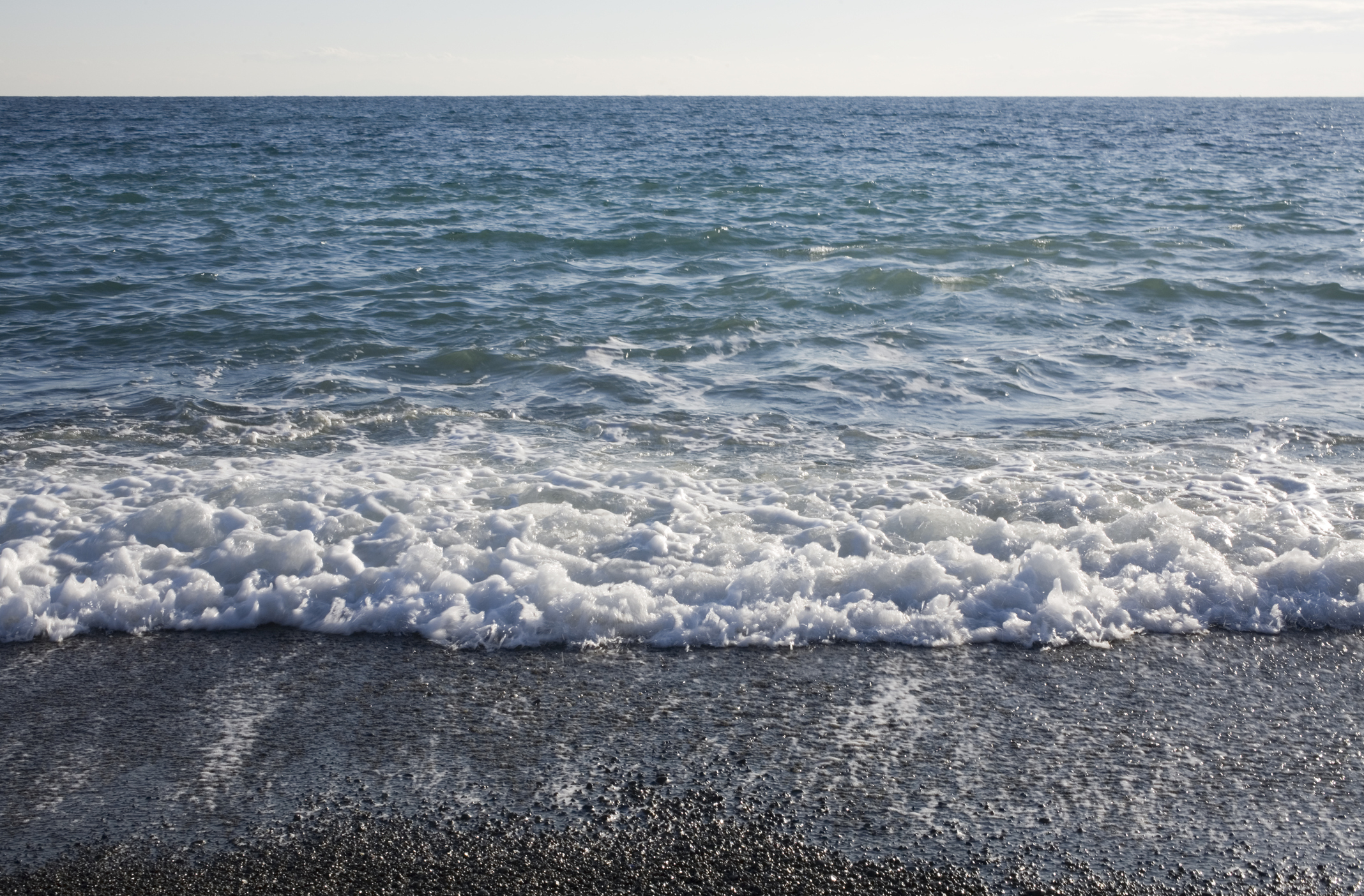 海岸に打ち寄せる波と広がる海の景色