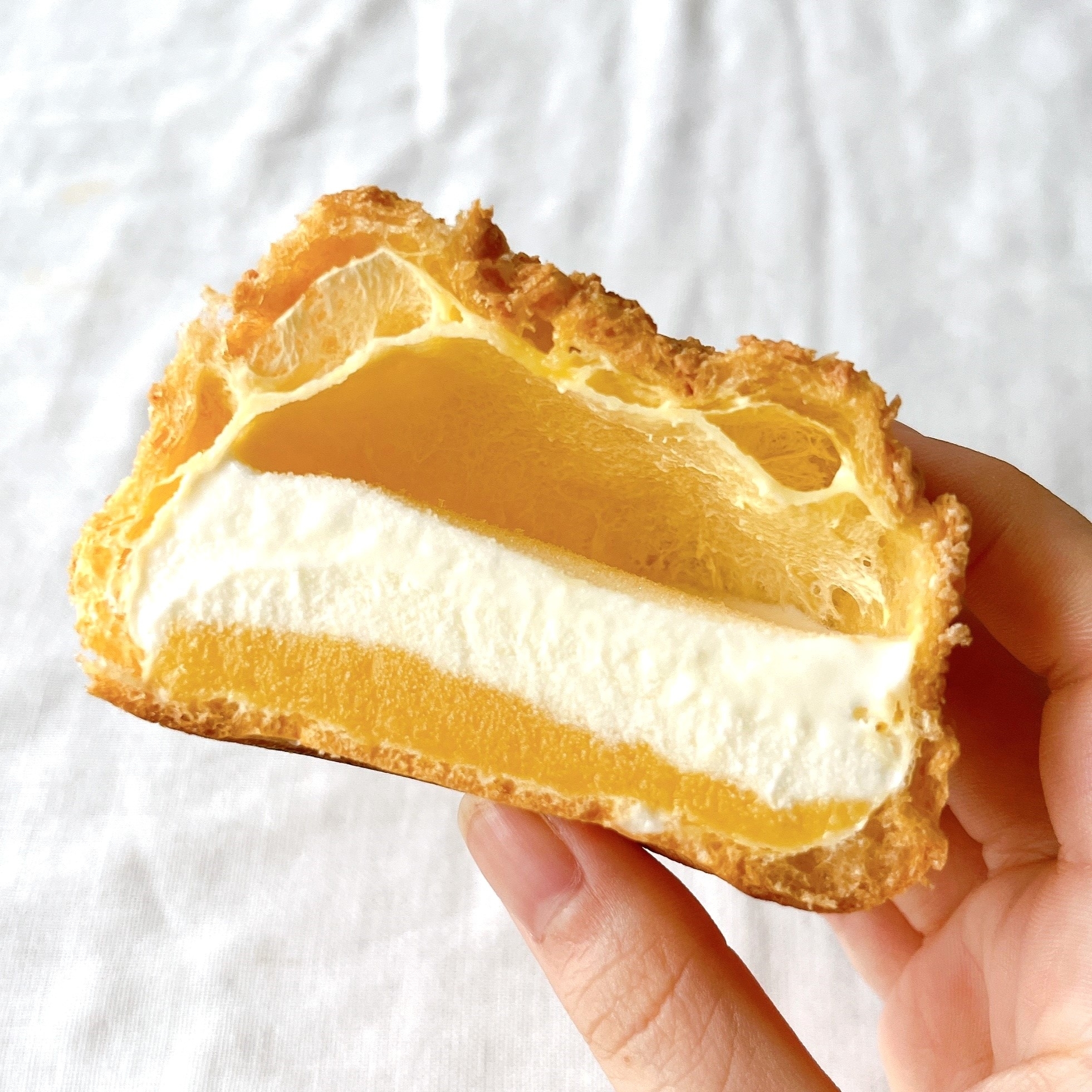 セブンイレブンのオススメのスイーツ「カスタード＆ミルクのザクッキーダブルシュー」