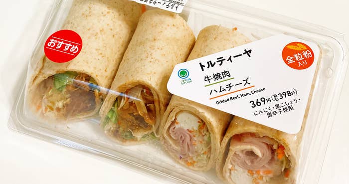 FamilyMart(ファミリーマート)のおすすめ商品「トルティーヤ 牛焼肉とハムチーズ」