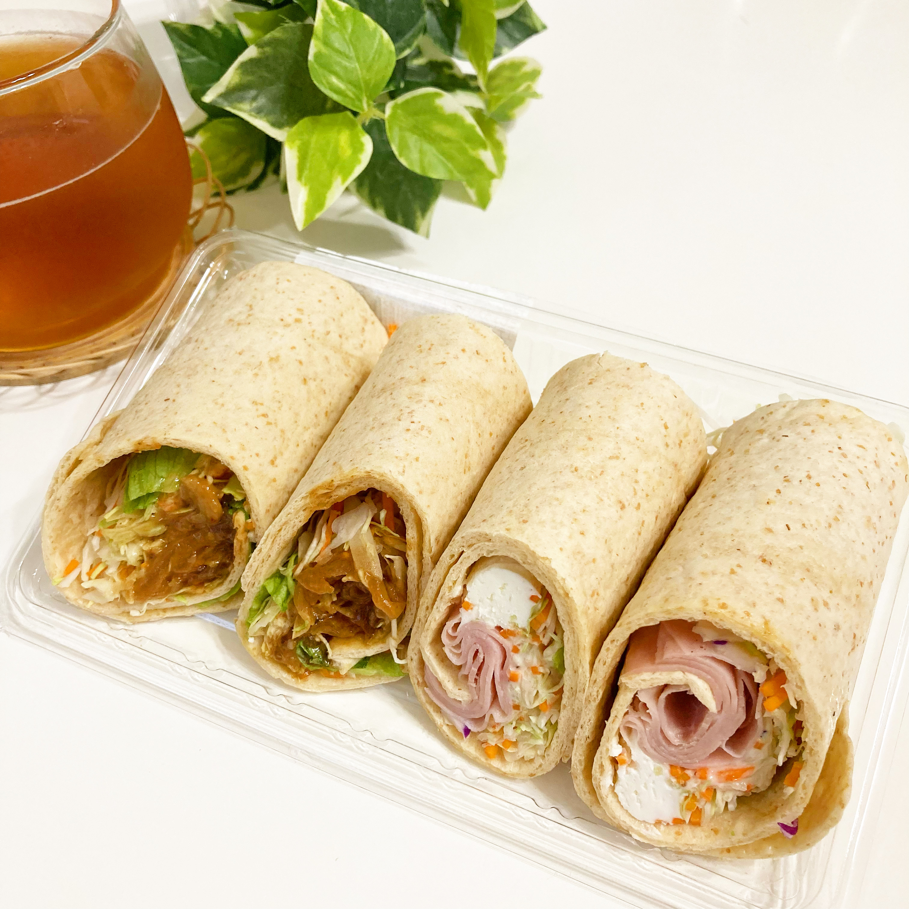 FamilyMart(ファミリーマート)のおすすめ商品「トルティーヤ 牛焼肉とハムチーズ」