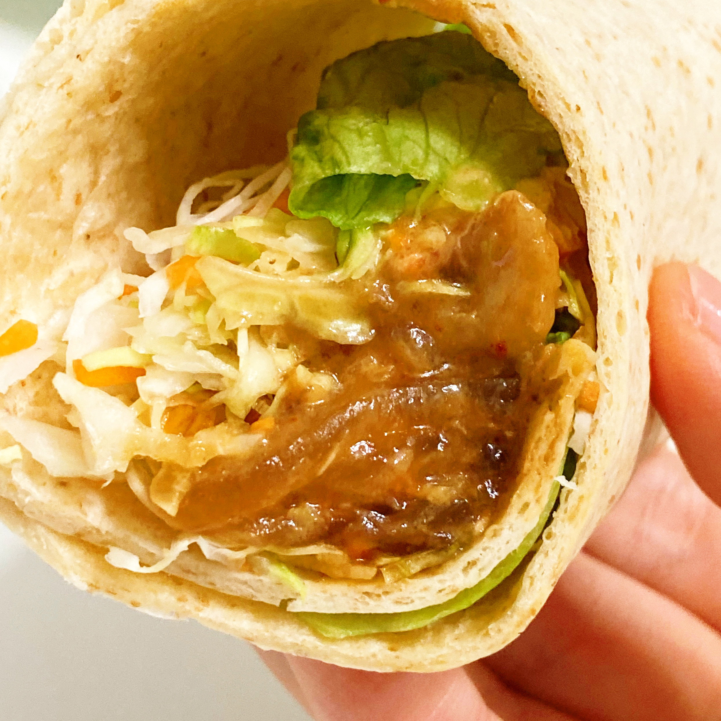 FamilyMart(ファミリーマート)のおすすめ商品「トルティーヤ 牛焼肉とハムチーズ」