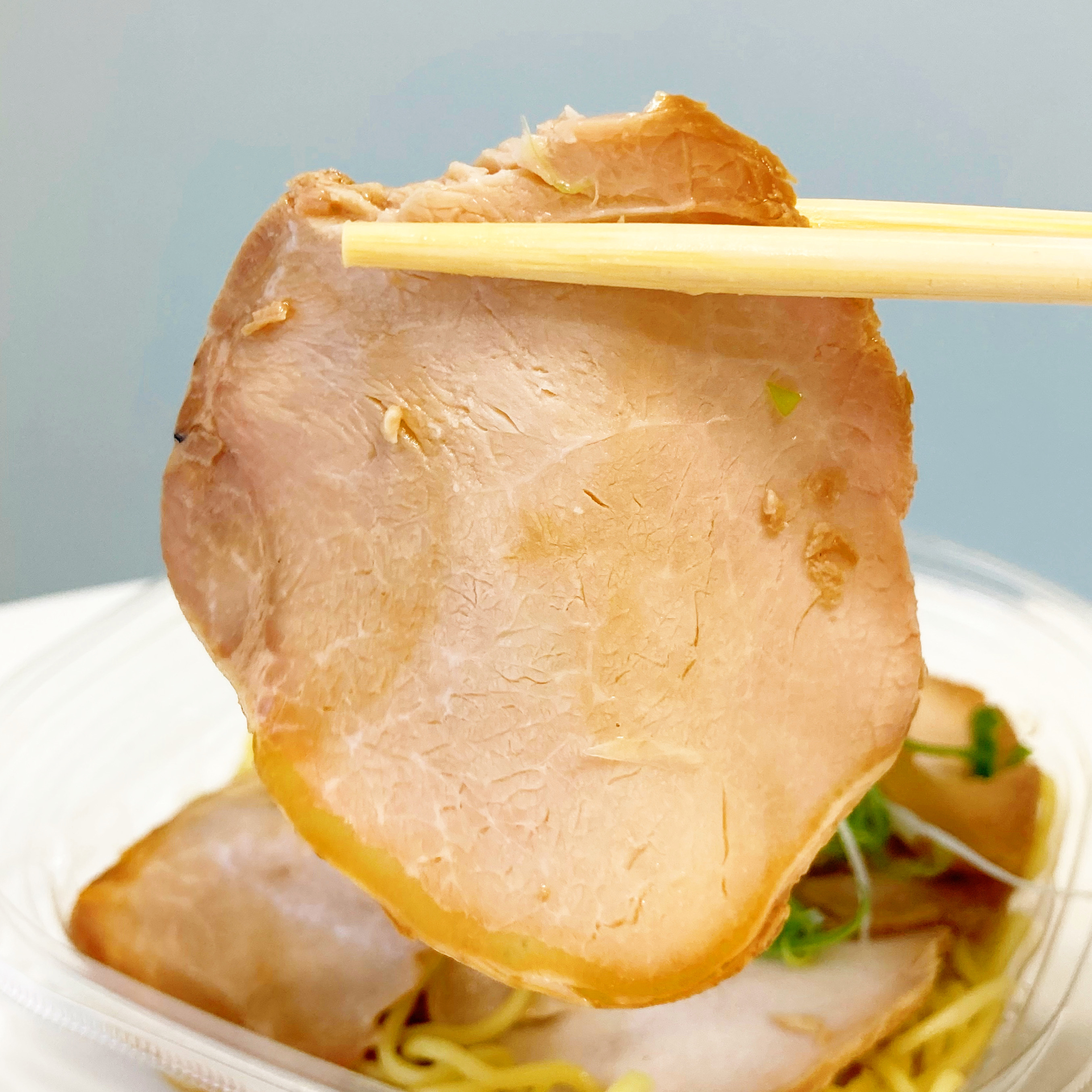 セブン-イレブンのおすすめ商品「チャーシュー5枚のせ冷し醤油ラーメン」