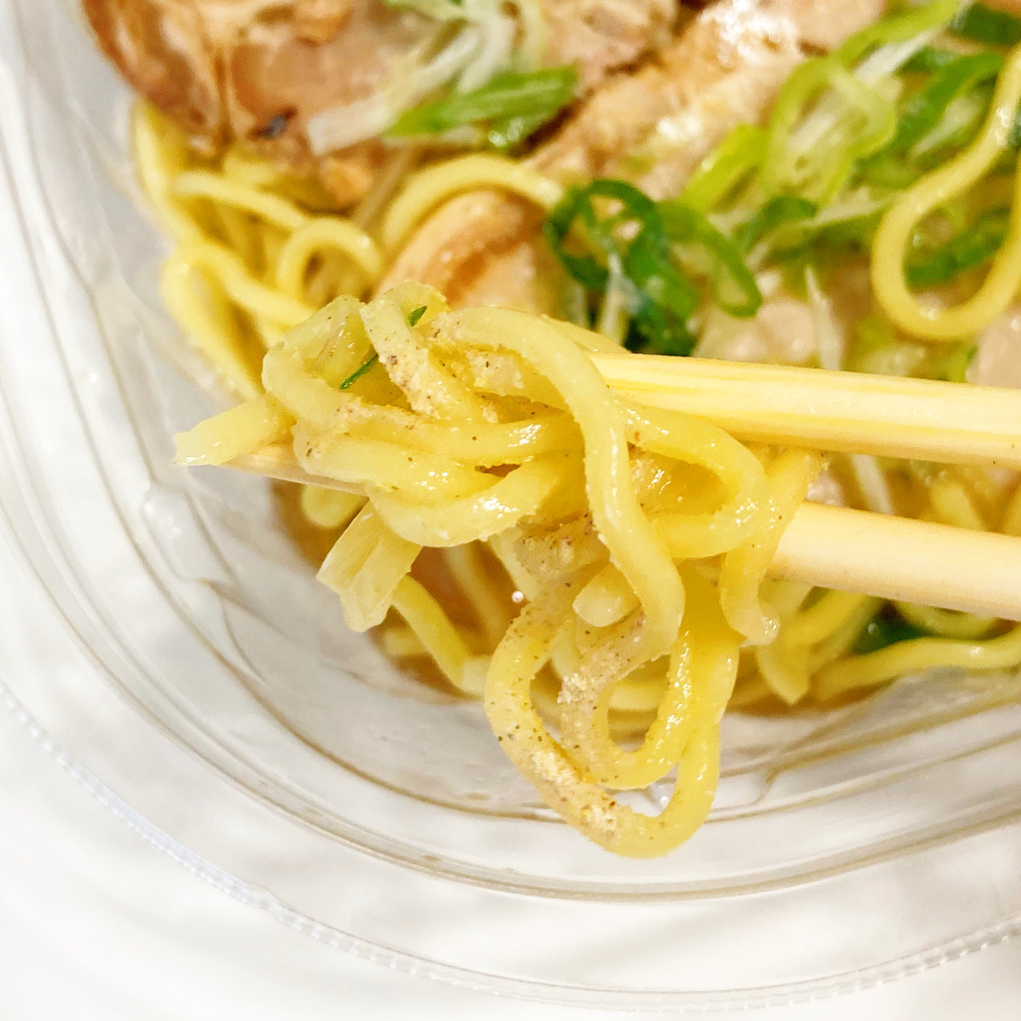 セブン-イレブンのおすすめ商品「チャーシュー5枚のせ冷し醤油ラーメン」