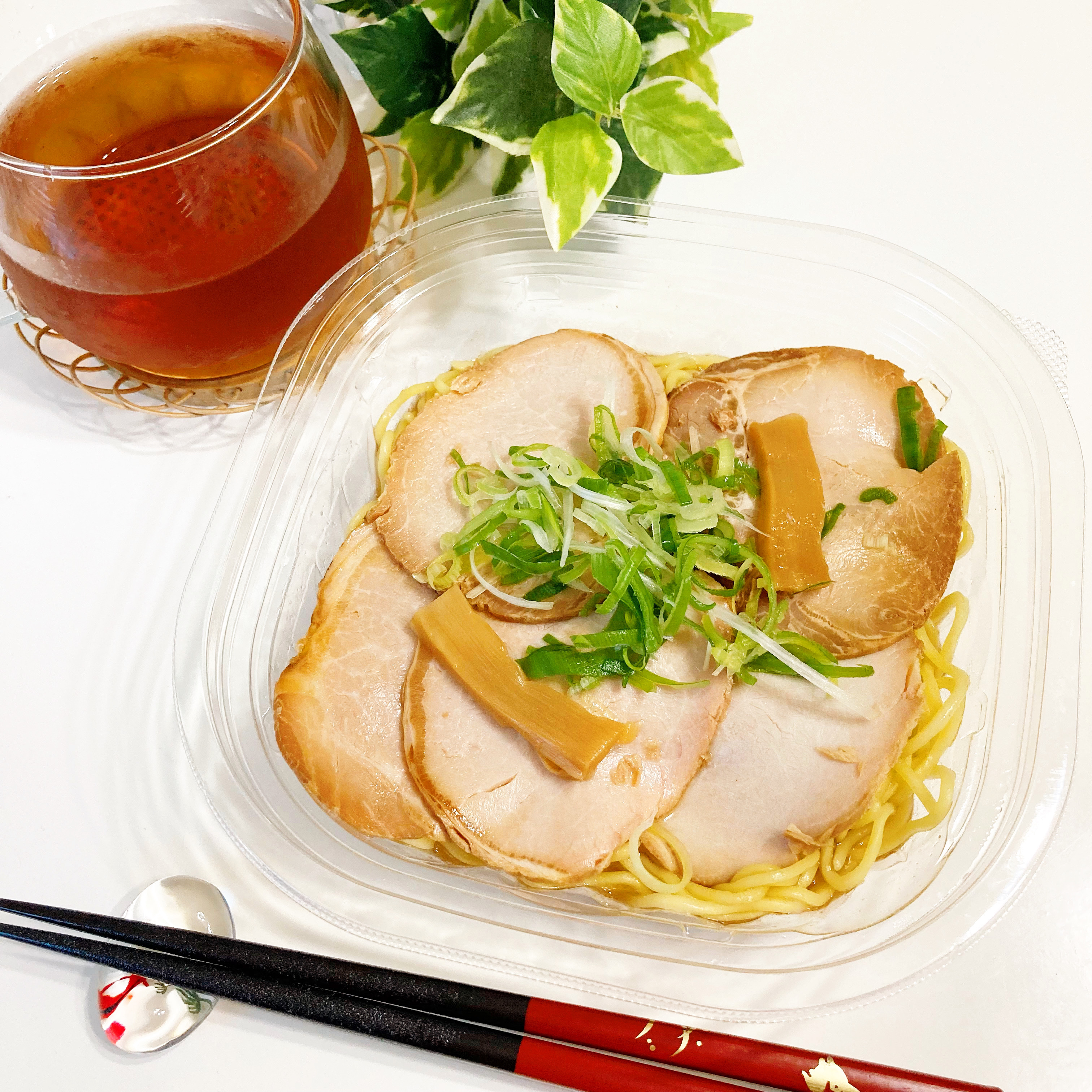 セブン-イレブンのおすすめ商品「チャーシュー5枚のせ冷し醤油ラーメン」