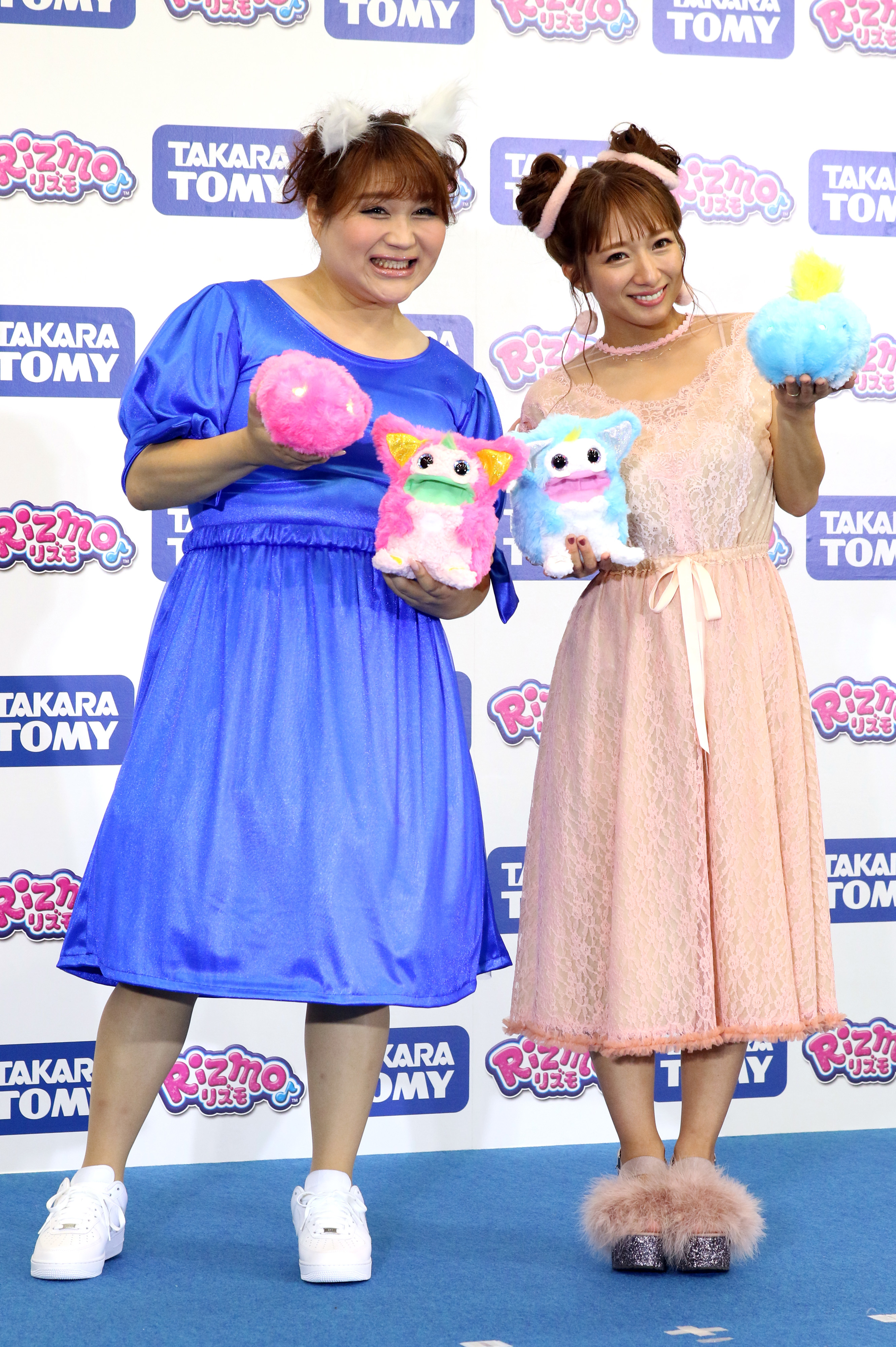 濱口優、南明奈がぬいぐるみを持ちながら、TAKARA TOMYのPRイベントに参加し、笑顔でカメラに向かっている。