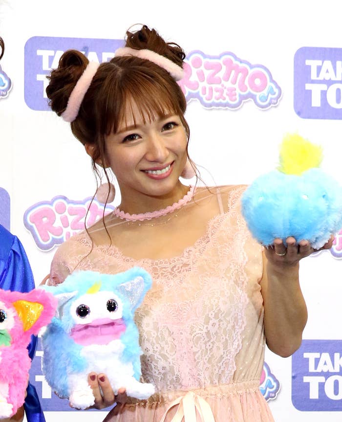 濱口優、南明奈がぬいぐるみを持ちながら、TAKARA TOMYのPRイベントに参加し、笑顔でカメラに向かっている。