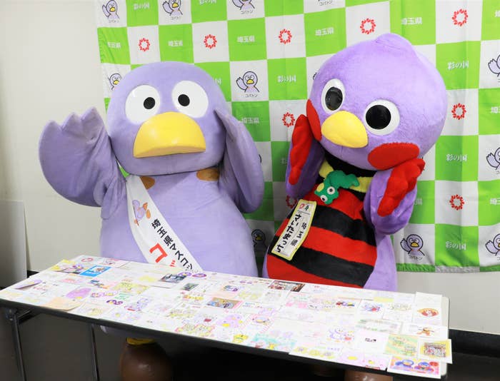 埼玉県のマスコット（左から）コバトン、さいたまっち（時事通信）