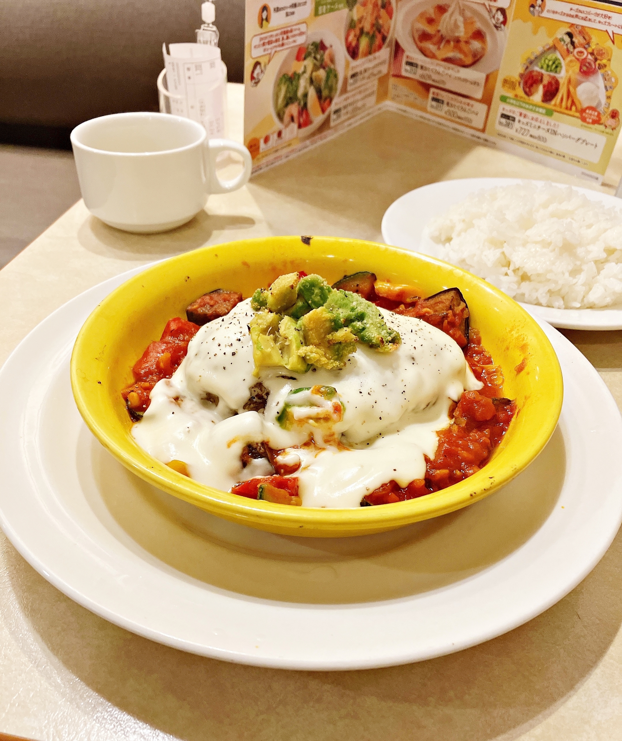 ガストのおすすめハンバーグ「焼きアボカドのイタリアン 粗挽きステーキハンバーグ」