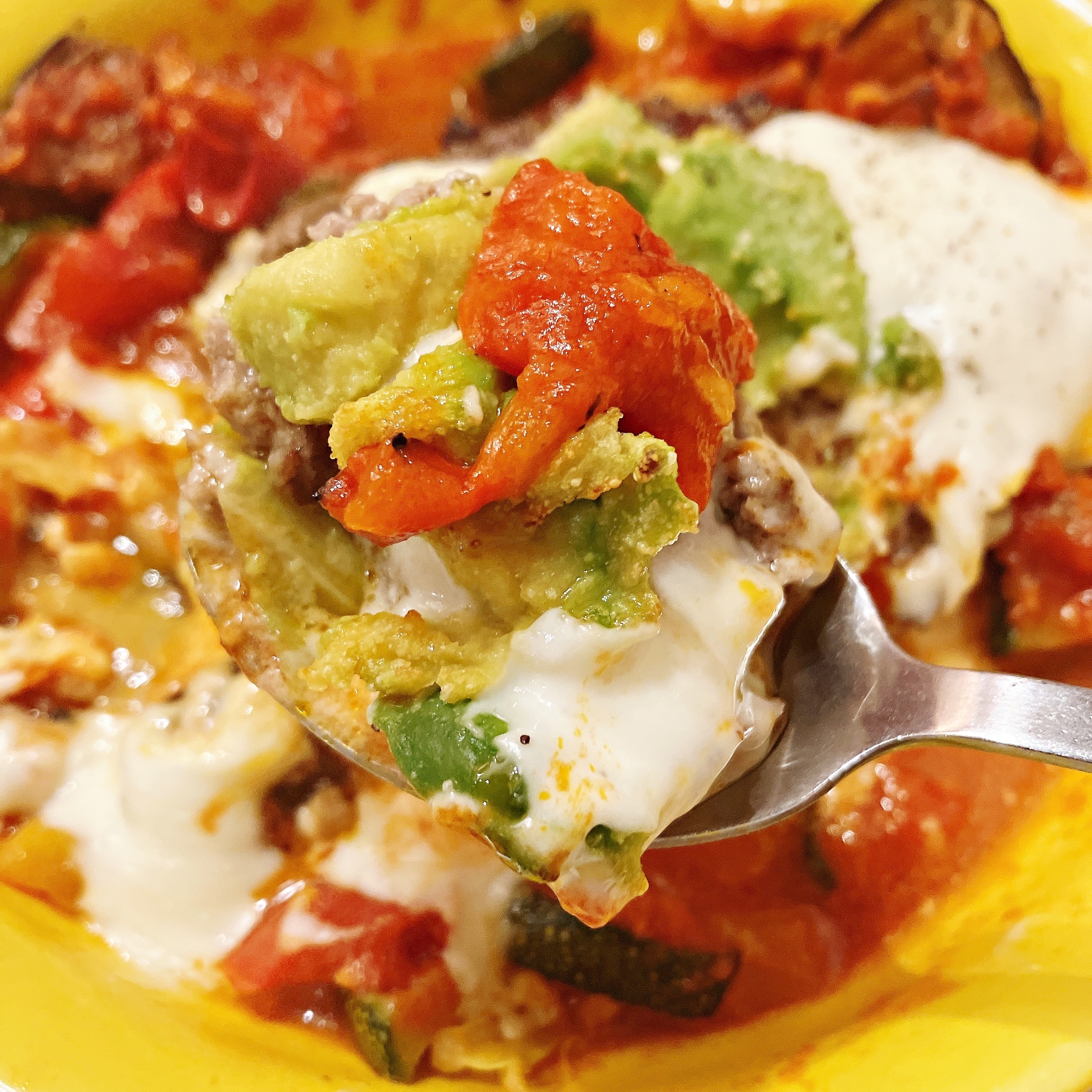 ガストのおすすめハンバーグ「焼きアボカドのイタリアン 粗挽きステーキハンバーグ」