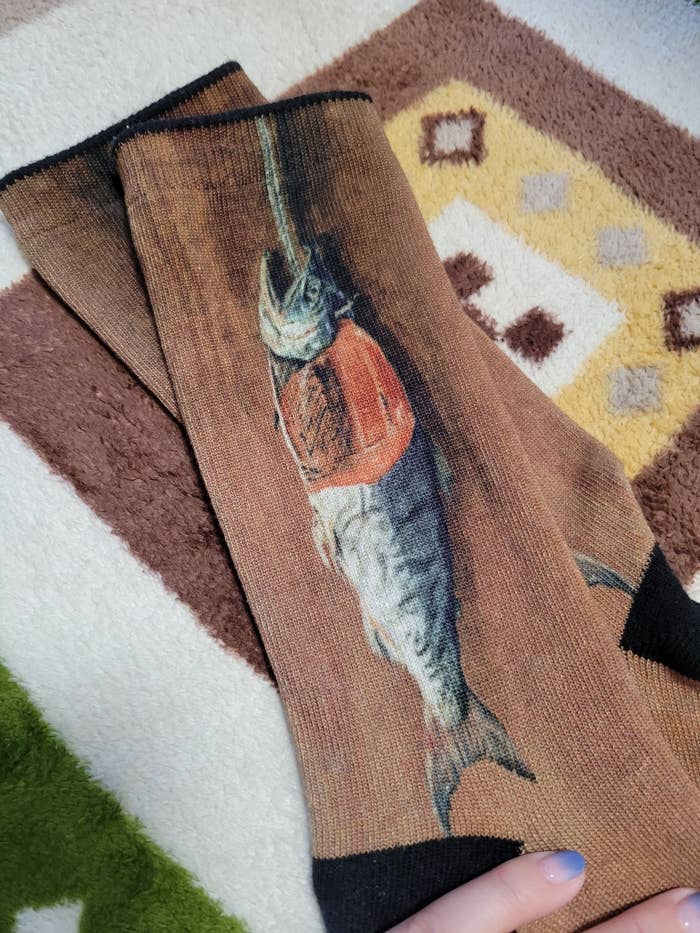 2023年の購入時の高橋由一「鮭」の靴下（しえろさん提供）