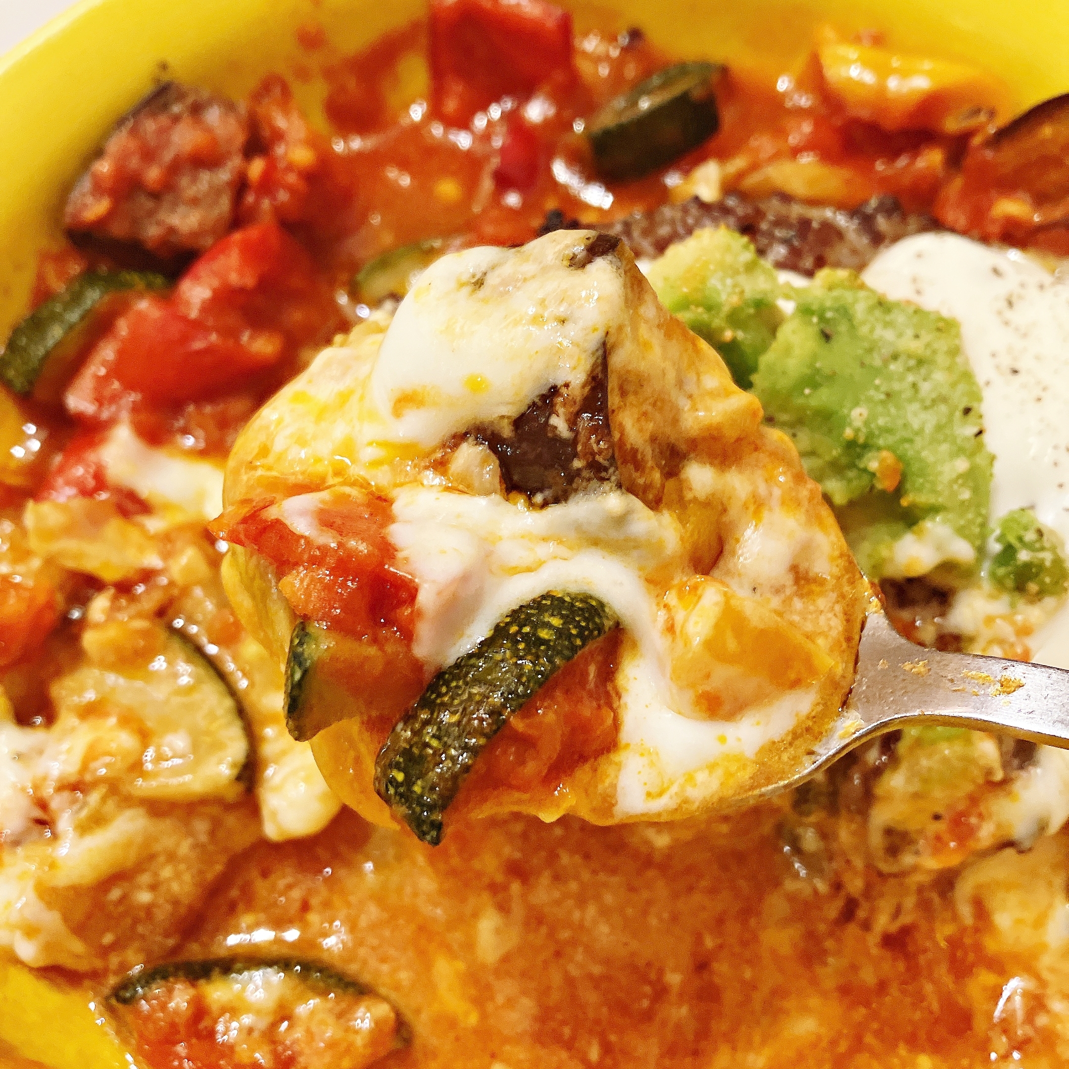 ガストのおすすめハンバーグ「焼きアボカドのイタリアン 粗挽きステーキハンバーグ」