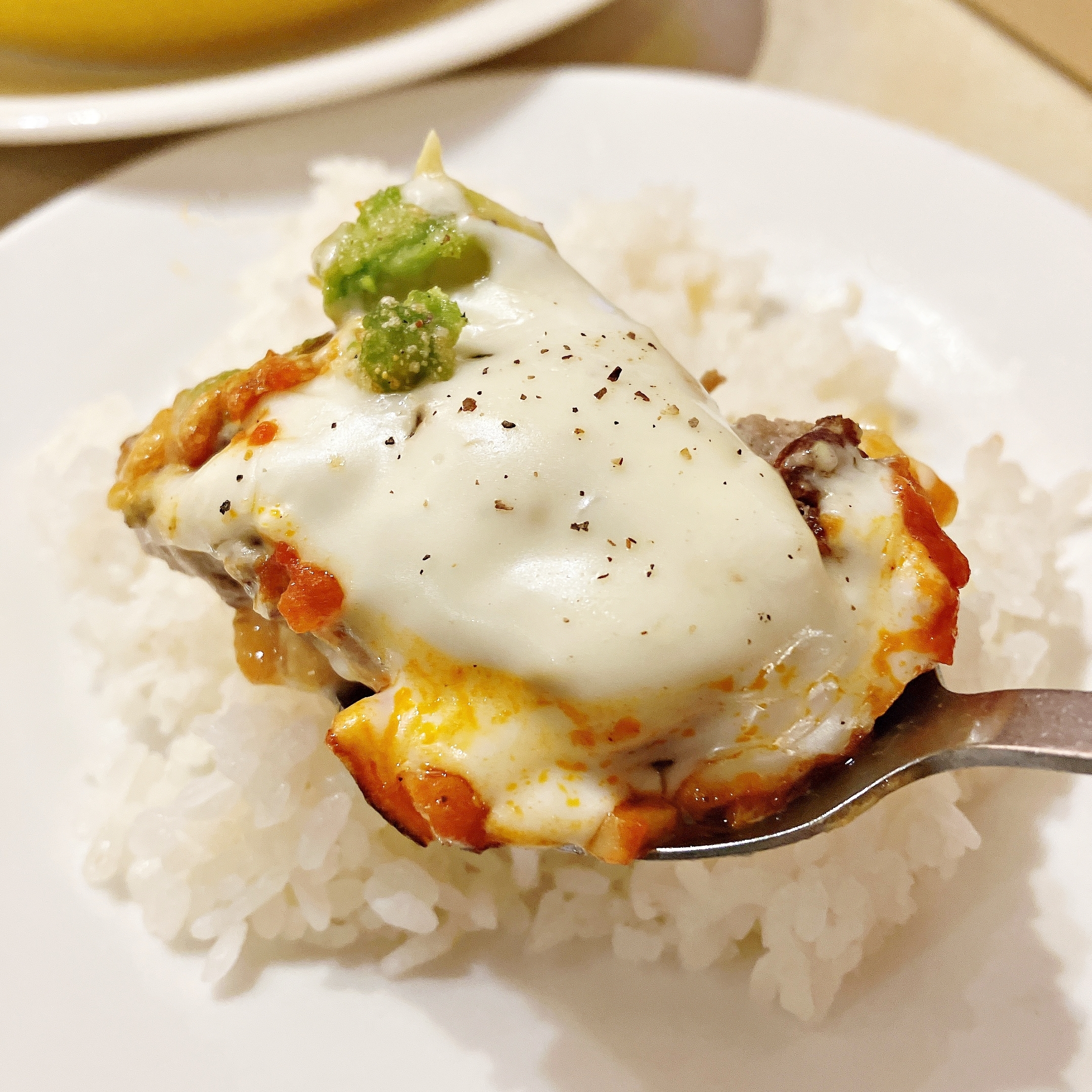 ガストのおすすめハンバーグ「焼きアボカドのイタリアン 粗挽きステーキハンバーグ」