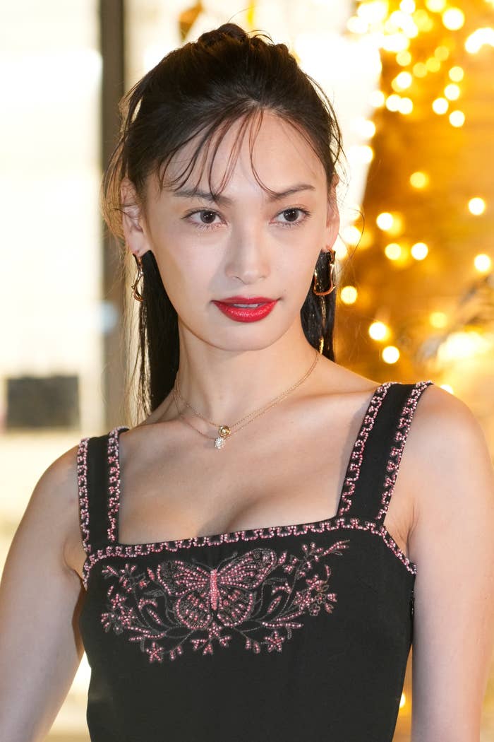 大政絢さんが黒いドレスを着ている。ドレスには刺繍が施されている。熱心に前を見ている。