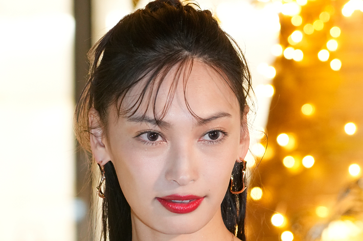 大政絢さんが黒いドレスを着ている。ドレスには刺繍が施されている。熱心に前を見ている。