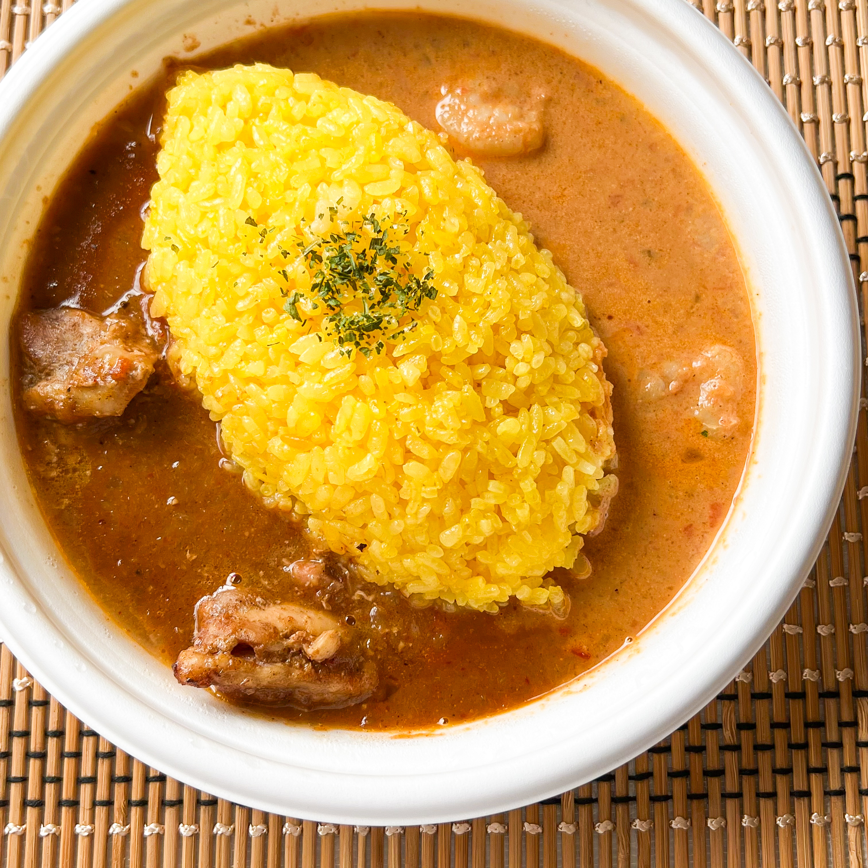 FamilyMart(ファミリーマート)のおすすめお弁当「2種のスパイスカレー(チキンビンダルー&海老)」