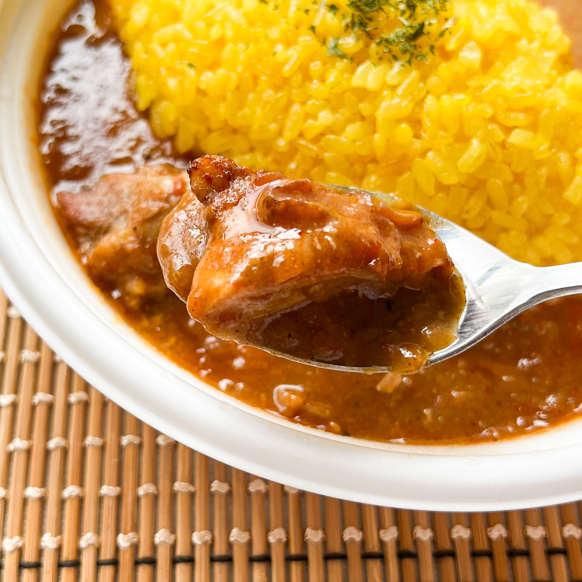 FamilyMart(ファミリーマート)のおすすめお弁当「2種のスパイスカレー(チキンビンダルー&海老)」