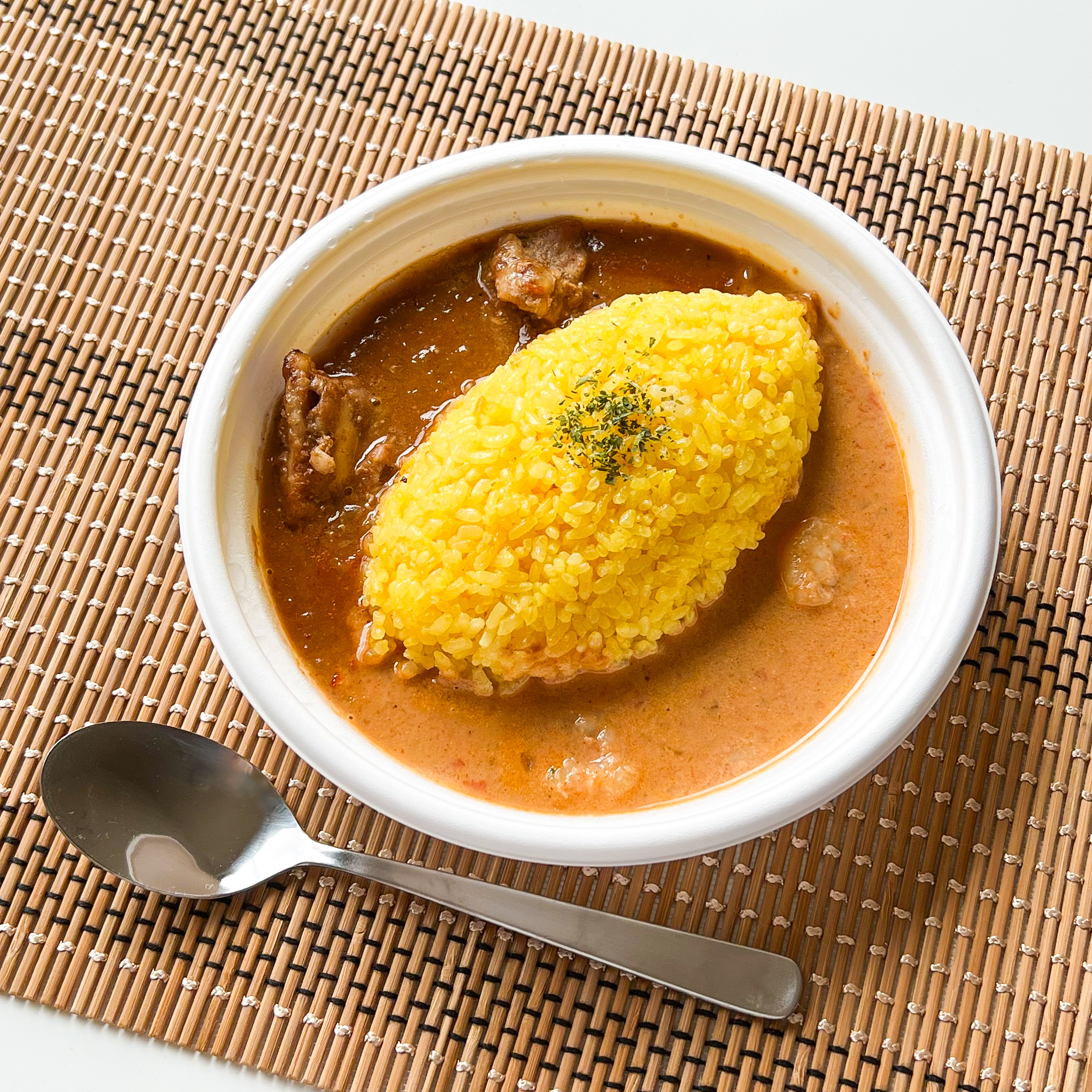 FamilyMart(ファミリーマート)のおすすめお弁当「2種のスパイスカレー(チキンビンダルー&海老)」