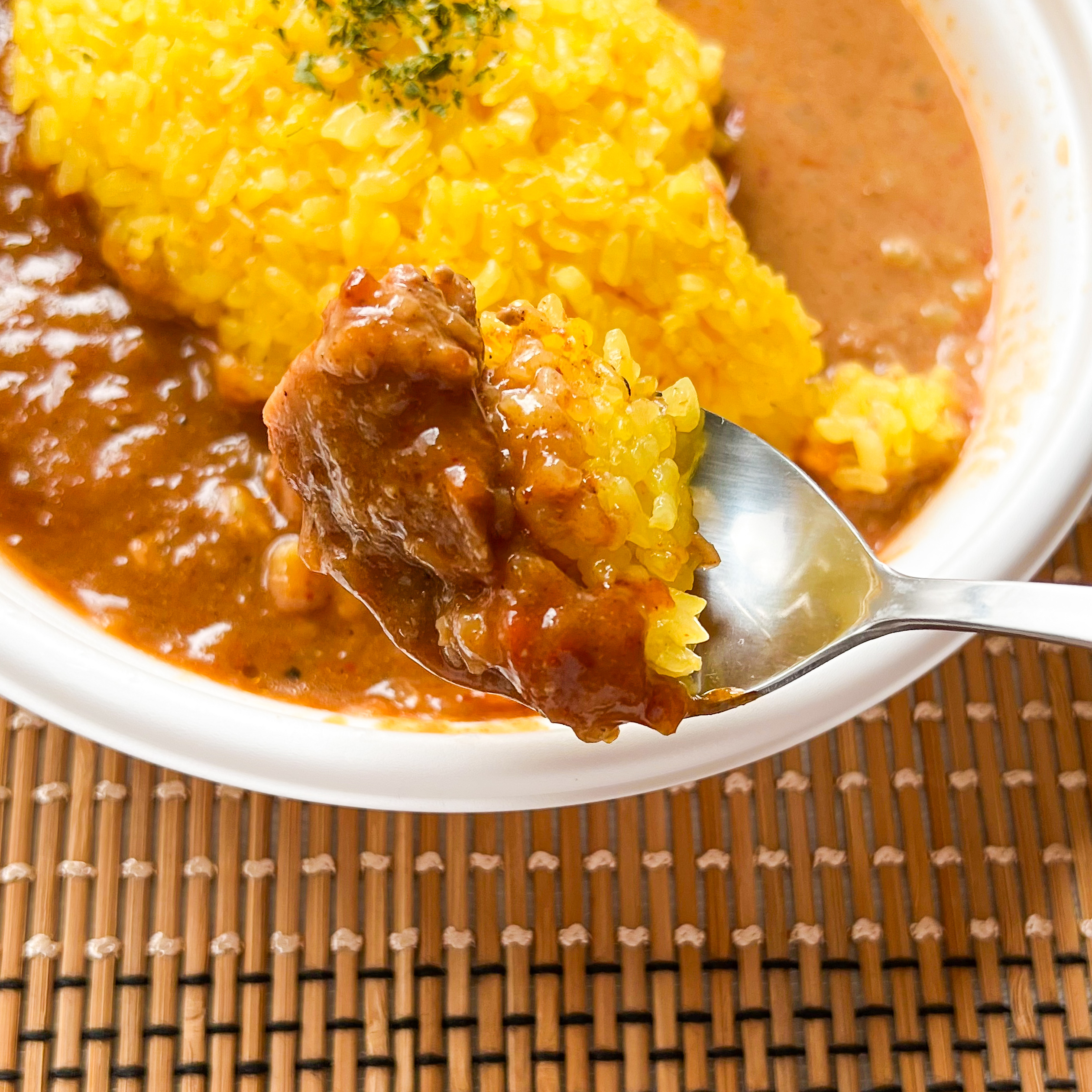 FamilyMart(ファミリーマート)のおすすめお弁当「2種のスパイスカレー(チキンビンダルー&海老)」