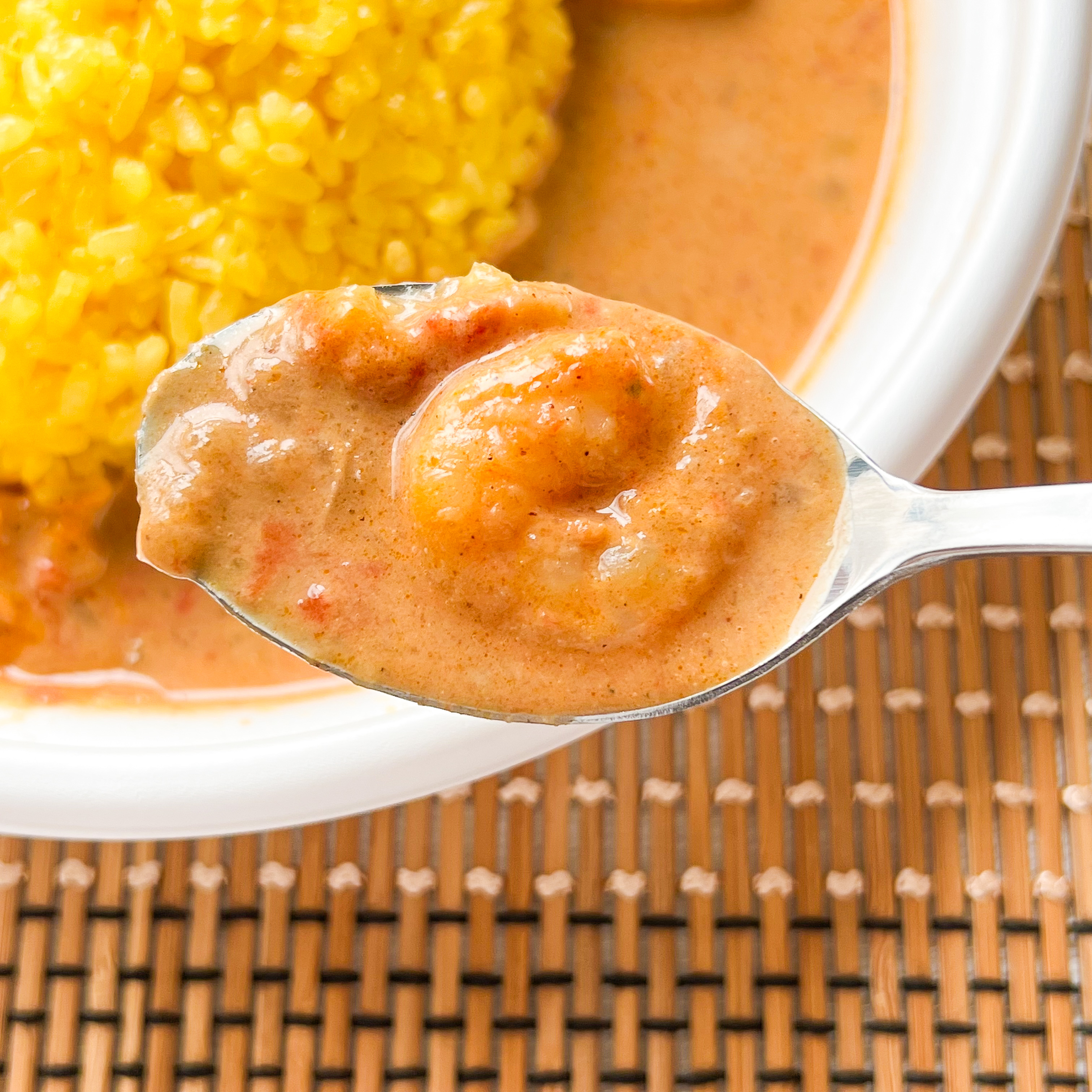 FamilyMart(ファミリーマート)のおすすめお弁当「2種のスパイスカレー(チキンビンダルー&海老)」