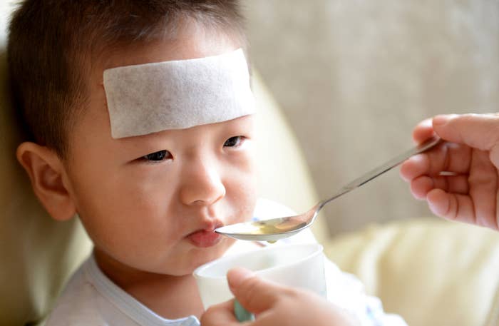 薬を飲む子どものイメージ写真(Baona / Getty Images)