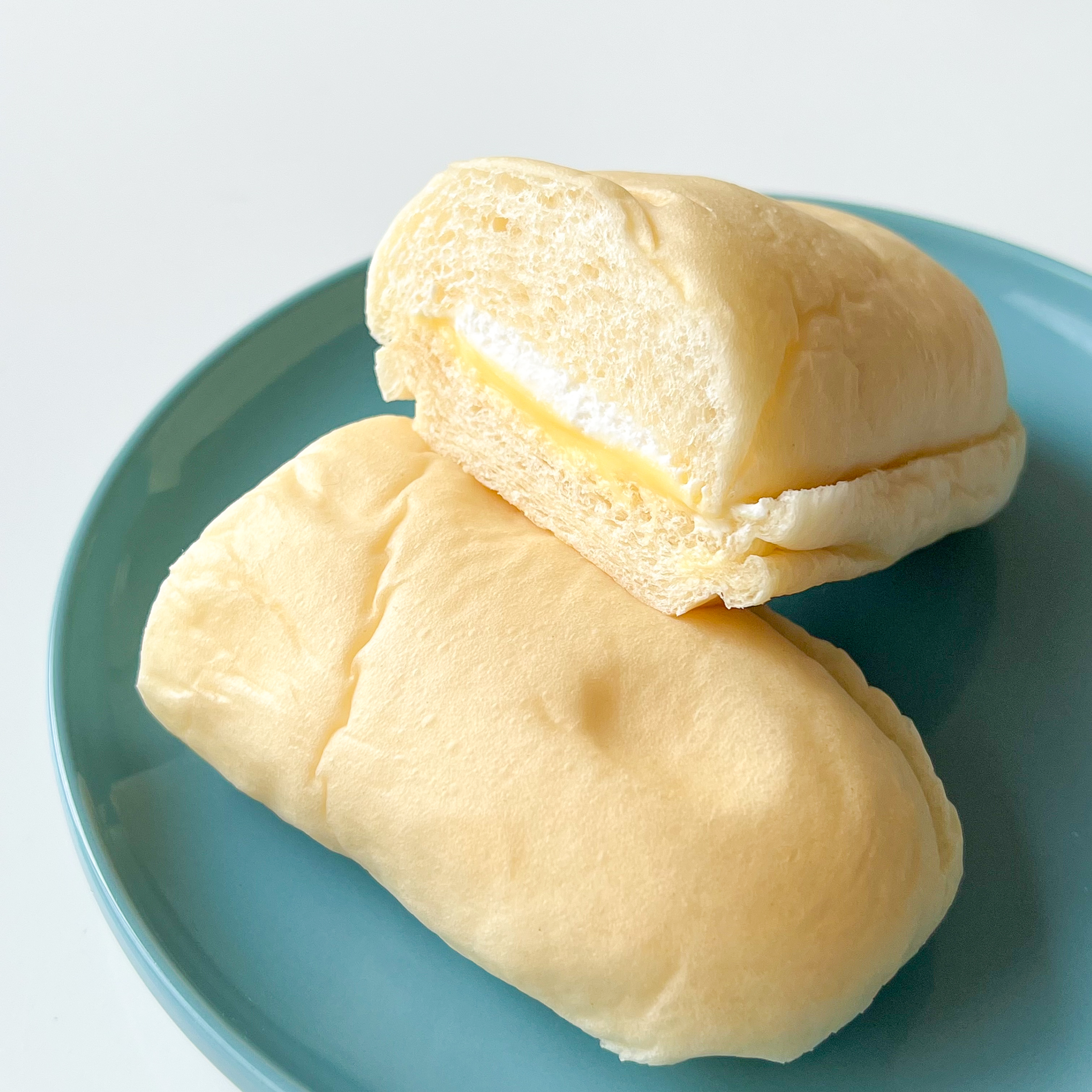 FamilyMart（ファミリーマート）のおすすめパン「白生コッペパン（カスタード＆ホイップ）」