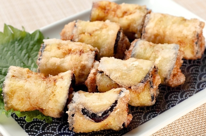 皿に盛られたフライドなす（天ぷら）の料理。