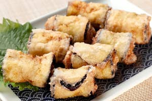 皿に盛られたフライドなす(天ぷら)の料理。