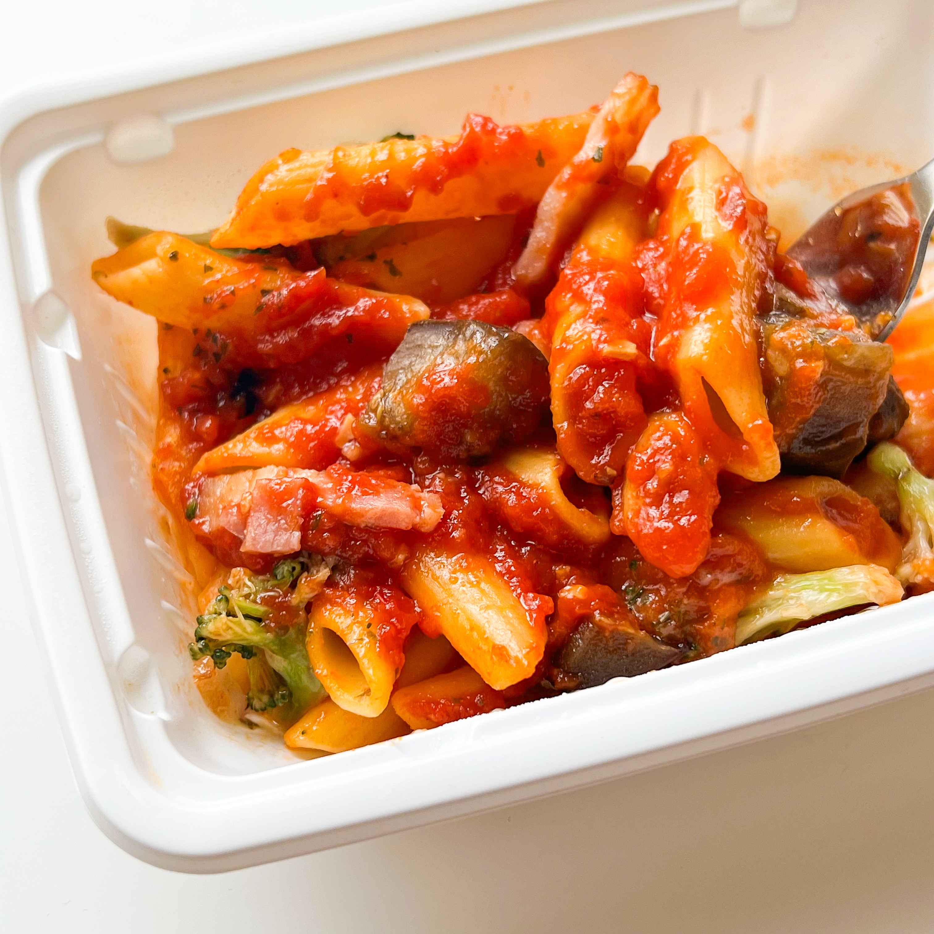 FamilyMart（ファミリーマート）のおすすめ冷凍食品「ちょこっとパスタ 茄子とベーコンのペンネアラビアータ」