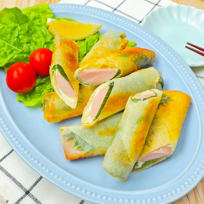 プレートに盛り付けられた春巻き、レタスとミニトマトが添えられています。