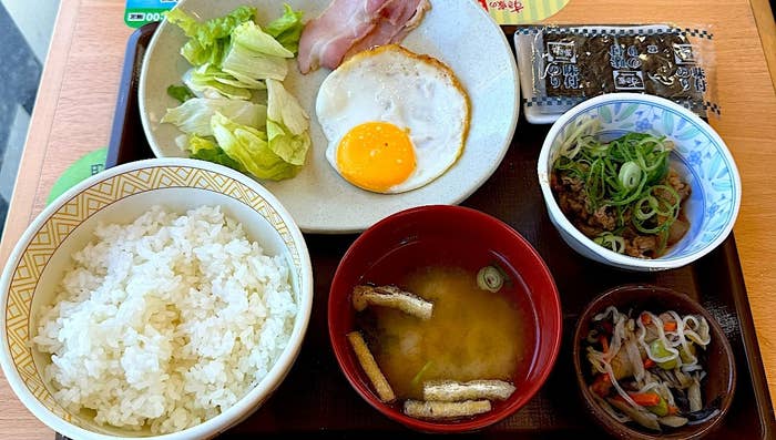 すき家のオススメのモーニング「牛小鉢ベーコンエッグ朝食」