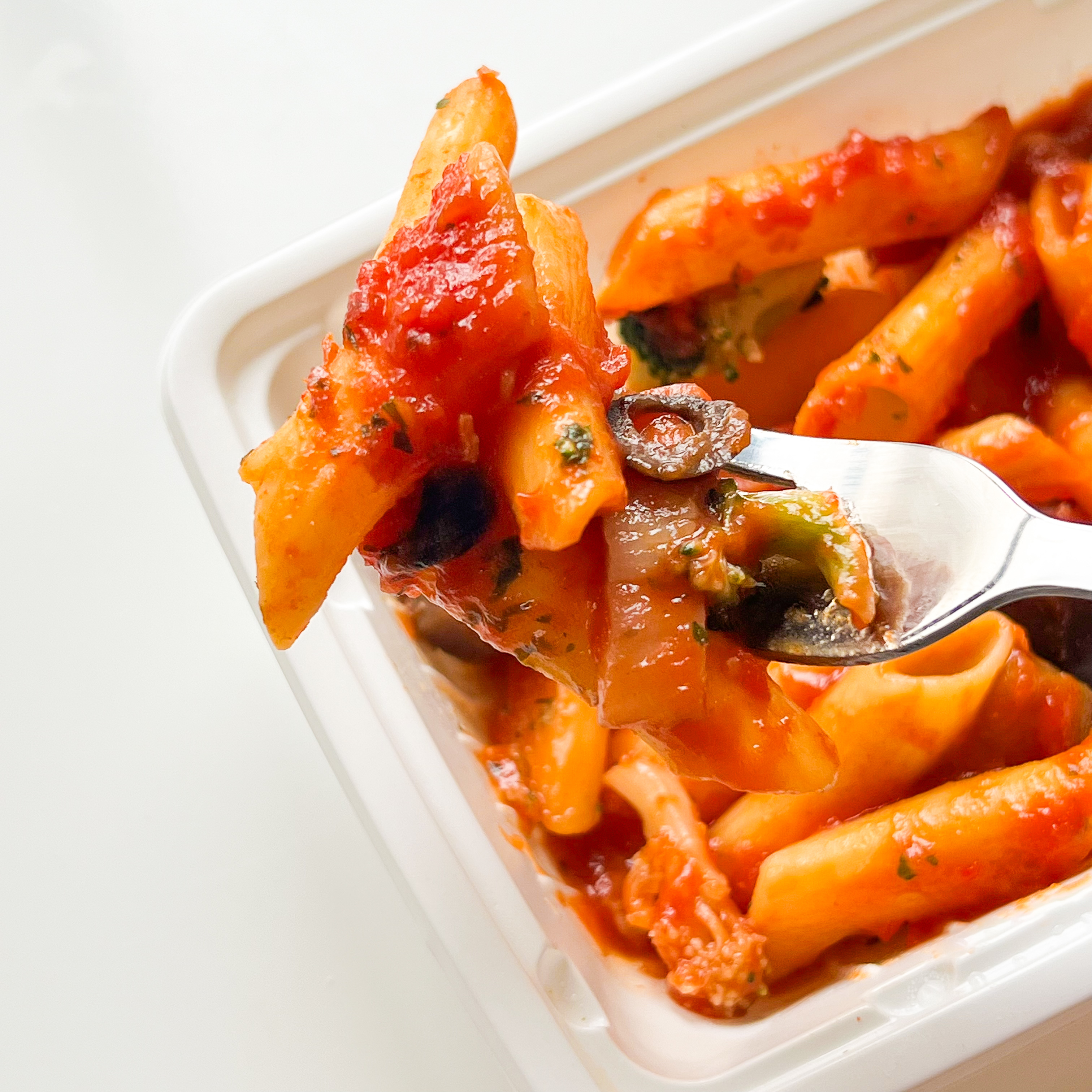 FamilyMart（ファミリーマート）のおすすめ冷凍食品「ちょこっとパスタ 茄子とベーコンのペンネアラビアータ」